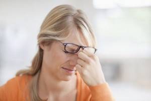 Мерцание и вспышки в глазах при шейном остеохондрозе: причины и распространенные симптомы нарушения, диагностика, терапевтическое лечение и профилактика
