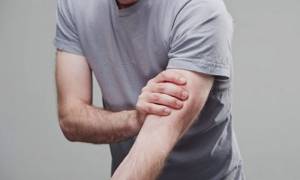 Болит рука от плеча до локтя: что делать, особенности купирования болевого синдрома и рекомендуемые медикаменты, возможные патологии и травмы, народные средства