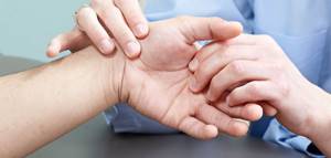 Воспаление суставов пальцев рук: причины, клиническая картина и симптомы патологии, диагностика и лечение на разных стадиях методами традиционной и нетрадиционной медицины