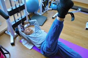 Упражнения при плечелопаточном периартрите: комплексы ЛФК и правила выполнения, примеры движений и йога, противопоказания и ограничения