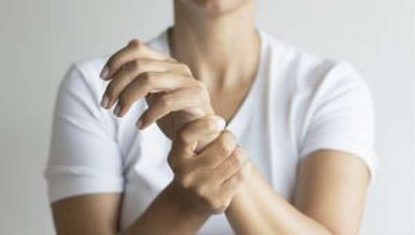 Ушиб руки: возможные причины травмы, характерная симптоматика и правила оказания первой помощи, лечение препаратами и народными средствами, последствия и осложнения