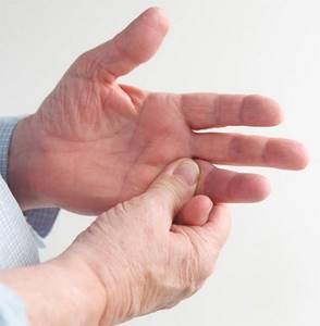 Ушиб пальца на руке: причины и симптомы, виды и степени травмы, первая помощь, способы лечения аптечными препаратами и средствами нетрадиционной медицины в домашних условиях