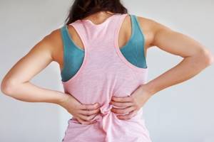 Болит позвоночник посередине спины: возможные заболевания и постановка диагноза, методы лечения и медикаментозная терапия