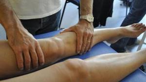 Техника массажа коленного сустава при артрите: показания и противопоказания для проведения, правила и разновидности процедуры