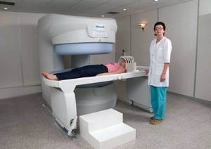 Проведение МРТ при нарушениях в локтевом суставе: преимущества методики и виды аппаратов, показания и противопоказания к диагностике, механизм проведения и цена процедуры