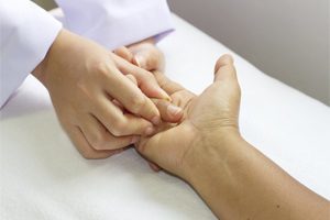 Перелом большого пальца руки: классификация повреждения, отличительные признаки и диагностика, консервативные методы лечения и операция, реабилитационные мероприятия