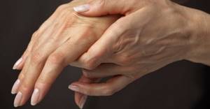 Болят суставы пальцев рук: что делать в домашних условиях‎, проявления патологии и возможные заболевания, способы диагностики и лечения болезни, факторы риска