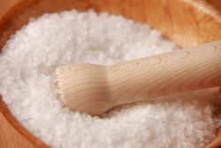 Лечение пяточной шпоры морской солью: особенности метода, способы применения, показания и противопоказания, рецепты народной медицины и профилактика в домашних условиях