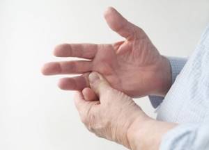 Щелкающий палец: описание патологии и методы лечения народными средствами и медикаментами, чем это опасно