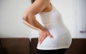 Межпозвоночная грыжа и беременность: симптомы и причины заболевания, опасность для мамы и ребенка, способы терапии и особенности родоразрешения