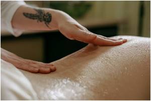 Медовый массаж спины при остеохондрозе: польза процедуры, подготовка и техника проведения терапии, противопоказания и побочные эффекты