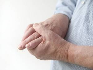 Болят суставы пальцев рук: что делать в домашних условиях‎, проявления патологии и возможные заболевания, способы диагностики и лечения болезни, факторы риска