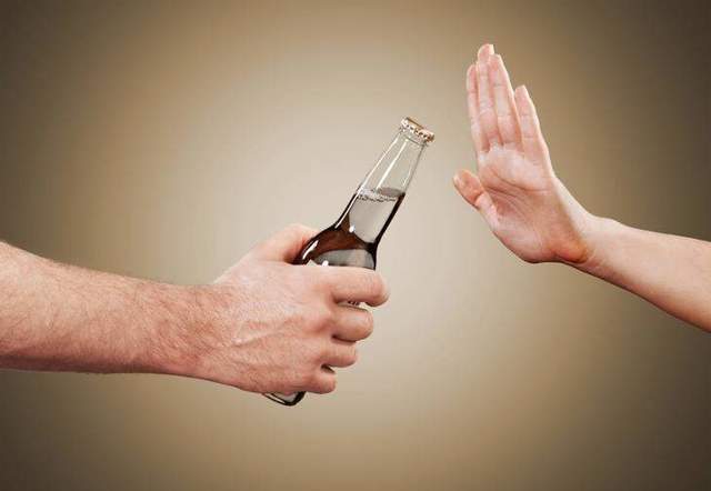 Влияние алкоголя на суставы человека при артрите и артрозе: причины вреда спиртных напитков при заболеваниях суставов, взаимодействие с медпрепаратами и рекомендации врачей
