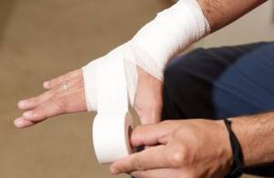 Растяжение связок пальца руки: причины и признаки, симптомы, первая помощь, восстановление после повреждения, рекомендации травматологов, эффективные средства для лечения