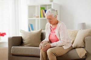 Боль под коленом: почему возникает, какие заболевания провоцируют симптом, методы диагностики, как лечить болевой синдром лекарственными препаратами и средствами народной медицины