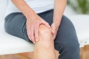 Болит колено когда сидишь: возможные заболевания и рекомендованные методы терапии, профилактические меры и когда идти к врачу