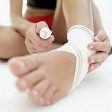 Вывих пальца на ноге: как вправить, первая помощь, чего нельзя делать, реабилитация и лечение мазями и кремами