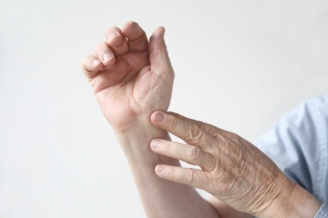 Растяжение связок кисти руки: основные симптомы, что делать, первая помощь, лечение в домашних условиях