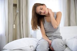 Болит шея после сна: причины, что делать с проблемой, диагностическое мероприятия и лечение народными и медицинскими средствами