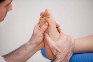 Лечение косточки на большом пальце ноги в домашних условиях: народные рецепты и ортопедические наборы, массаж и упражнения, противопоказания и правила терапии