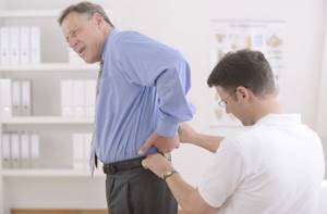 Сорвал спину: первая помощь, причины, симптомы, как лечить растяжение, профилактика травм