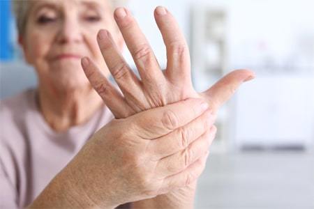 Ревматоидный артрит пальцев рук: причины и признаки заболевания, виды деформаций, тактика и методы лечения