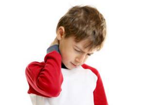 Почему у ребенка болит шея и что с этим делать, первая помощь в домашних условиях