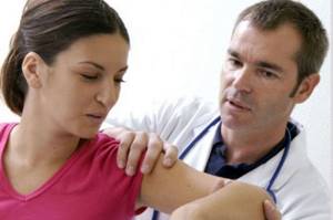 Болит плечо при поднятии руки: основные причины, диагностика появления боли и лечение