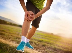 Почему болят колени после тренировки и чем их лечить: основные причины болей, сопутствующие симптомы и методы терапии, рекомендации по устранению проблемы