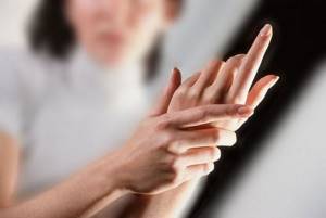 Артроз пальцев рук: причины развития заболевания и его первые признаки, медикаментозные и народные методы лечения, польза ЛФК и массажа, осложнения и профилактика патологии
