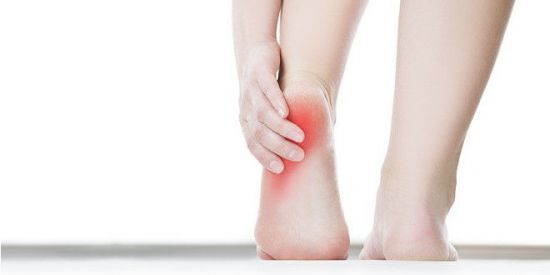 Почему болят ступни ног по утрам при наступании: основные причины, симптомы, способы диагностики и методы лечения