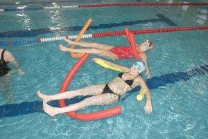 Лечебное плавание при сколиозе 1, 2, 3 и 4 степени: техника упражнений в воде, эффективные методики для коррекции осанки, показания и противопоказания к процедурам