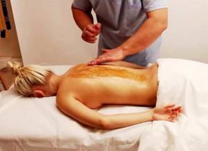 Медовый массаж спины при остеохондрозе: польза процедуры, подготовка и техника проведения терапии, противопоказания и побочные эффекты