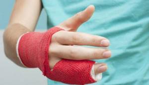 Перелом мизинца на руке: классификация и причины повреждения, специфические симптомы и правила оказания первой помощи, методы лечения и реабилитация, сроки восстановления
