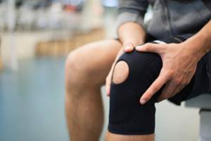 Уколы в коленный сустав при артрозе: показания и противопоказания к использованию инъекций, рейтинг лучших препаратов и их эффективность