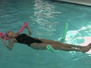 Плавание при грыже пояснично-крестцового отдела позвоночника: Комплекс лечебных упражнений для спины в бассейне, польза и вред водных нагрузок, рекомендованные виды