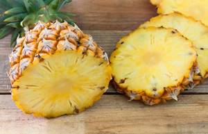 Ананас и ананасовый сок при подагре: состав и полезные свойства фрукта, особенности его употребления при заболевании, рецепт приготовления лечебного напитка на его основе