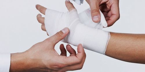 Косыночная повязка при переломе руки: общие правила использования, способ наложения, преимущества и недостатки, как сделать для фиксации растяжения