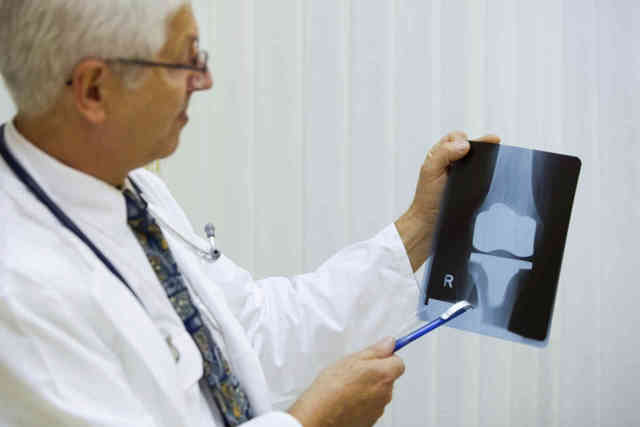 Остеопороз коленного сустава: что это за болезнь, описание и клиническая картина, признаки патологии и методы диагностики, лечебные способы