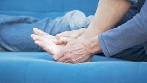 Как лечить подагру на ногах в домашних условиях: признаки заболевания, медикаментозные и народные способы терапии, рекомендации по питанию и профилактике патологии