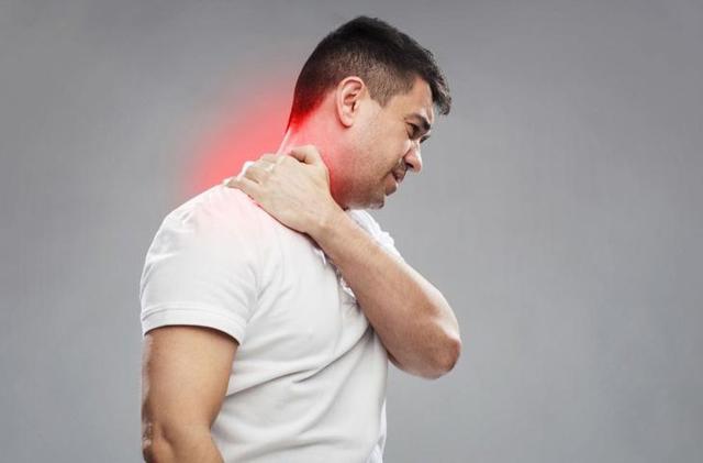 Почему ночью болит плечо: разновидности и причины болевых ощущений, диагностические мероприятия и сопутствующие симптомы, лечение препаратами и народными средствами