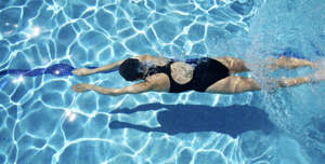 Лечебное плавание при сколиозе 1, 2, 3 и 4 степени: техника упражнений в воде, эффективные методики для коррекции осанки, показания и противопоказания к процедурам