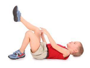 У ребенка болят ноги: возможные причины болей и сопутствующие симптомы, рекомендации по оказанию неотложной помощи, современные и народные способы лечения и профилактика