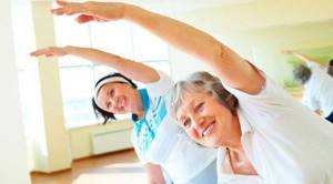 Упражнения для укрепления спины для пожилых людей: польза и эффективность гимнастики, комплекс тренировок и правила их выполнения, важные рекомендации пациентам