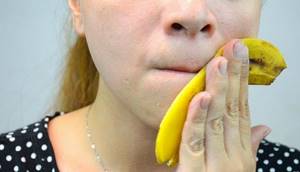 Банановая кожура от синяков: полезные свойства, способы и инструкция по применению от гематом, действенные рецепты народной медицины