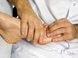 Ушиб ногтя на руке и ноге: что делать, первая помощь, чем лечить народными и аптечными средствами, как минимизировать болевой эффект