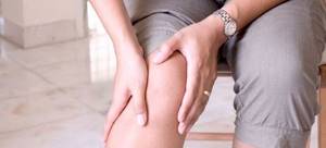 Как лечить мениск колена в домашних условиях: правила оказания первой помощи при травме колена, список медикаментов и рецепты народной медицины, полезные рекомендации