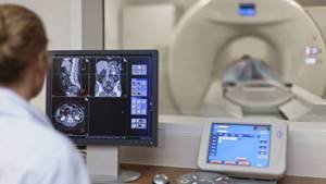 МРТ тазобедренного сустава: показания и противопоказания к диагностике, подготовка и механизм проведения обследования, допустимая частота и стоимость процедуры