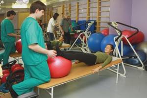 ЛФК после эндопротезирования тазобедренного сустава: польза гимнастики, комплекс реабилитационных упражнений по периодам и правила их выполнения, рекомендации врачей