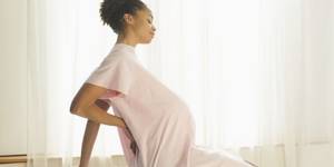 Боль в копчике при беременности: признаки появления дискомфорта и характеристика болевых ощущений, возможные патологии и способы терапии